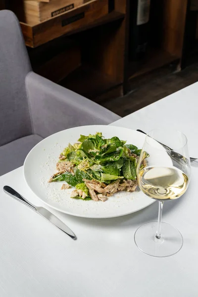 Meng Salade Met Kipfilet Parmezaanse Kaas Een Lichte Keramische Plaat — Stockfoto
