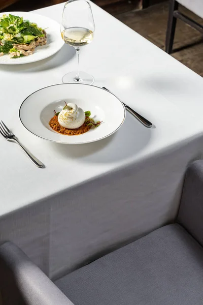 상추가 버팔로 모차렐라 견과류 음식은 세라믹 접시에 요리는 가벼운 식탁보 — 스톡 사진