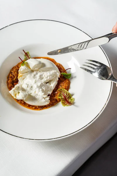 상추가 버팔로 모차렐라 견과류 음식은 세라믹 접시에 요리는 가벼운 식탁보 — 스톡 사진
