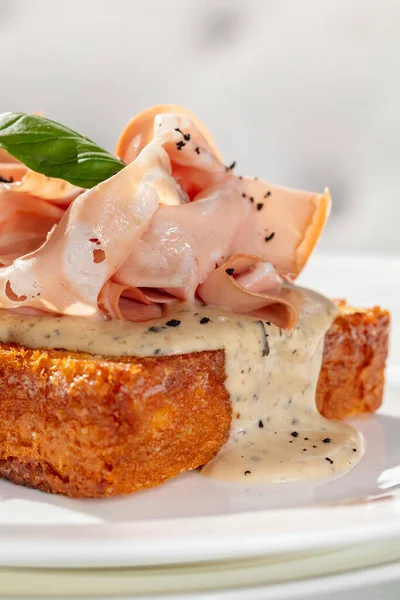 Brioche Toast Met Ham Tomaat Walnootsaus Belegd Met Basilicum Bladeren — Stockfoto