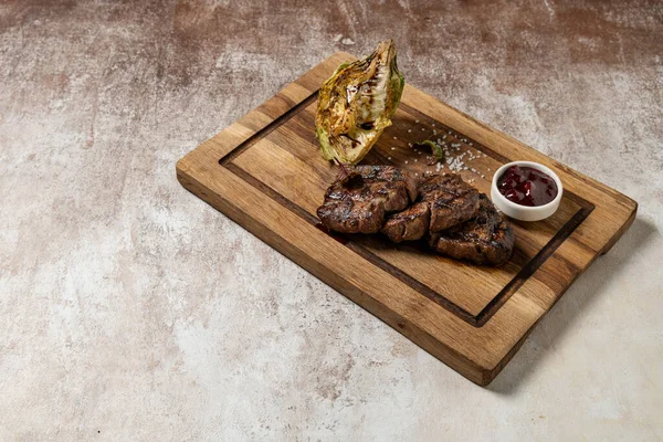 Tři Kousky Filet Mignon Steak Grilované Ležet Dřevěné Desce Nedaleko — Stock fotografie