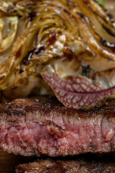 Drei Filetstücke Mignon Steak Vom Grill Liegen Auf Einem Holzbrett — Stockfoto