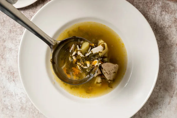 Borsch Verde Zuppa Ucraina Con Carne Tacchino Uovo Quaglia Piatto — Foto Stock