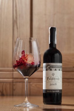 ahşap masa üzerinde cam şişe şarap