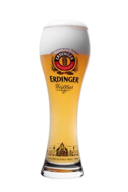 Beyaz zemin üzerinde bir bardakta Light bira