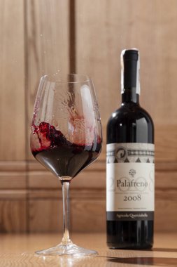 ahşap masa üzerinde cam şişe şarap