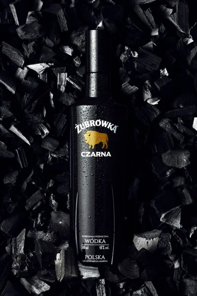 Zubrowka Czarna Vodka Una Botella Negra Con Transpiración Sobre Las —  Fotos de Stock