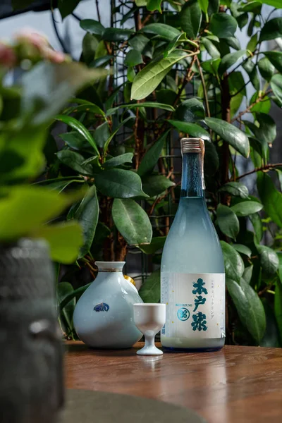 Une Bouteille Saké Japonais Avec Des Verres Une Carafe Tient — Photo