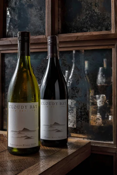 Due Bottiglie Vino Rosso Bianco Nuvoloso Baia Stand Sul Bordo — Foto Stock