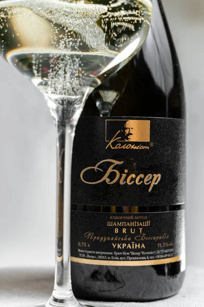 Una Botella Vino Espumoso Ucraniano Kolonist Bisser Encuentra Sobre Una —  Fotos de Stock