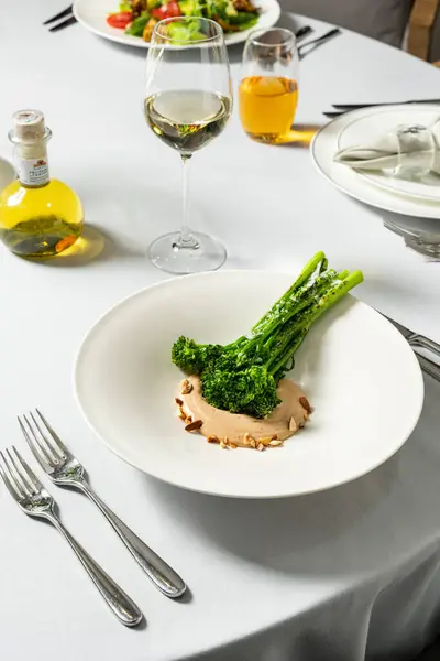 Gegrillte Brokkoli Sprossen Mit Walnusssoße Und Erdnüssen Einem Hellen Keramikteller — Stockfoto