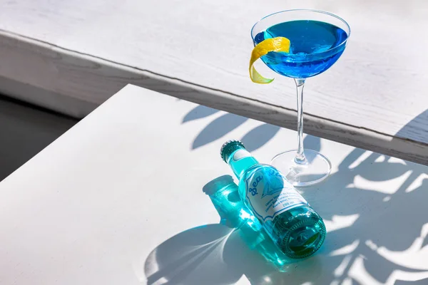 Blauwe Cocktail Met Sinaasappelschil Een Glas Dat Tafel Staat Met — Stockfoto