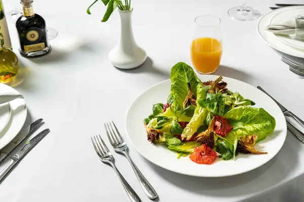 Vegetabilsk Salat Med Grillede Artisjokker Ramenblader Tomater Parmesan Lyskeramisk Tallerken – stockfoto