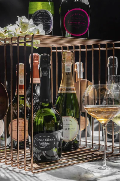 Talrijke Flessen Laurent Perrier Mousserende Wijn Staan Een Bronzen Kooi — Stockfoto