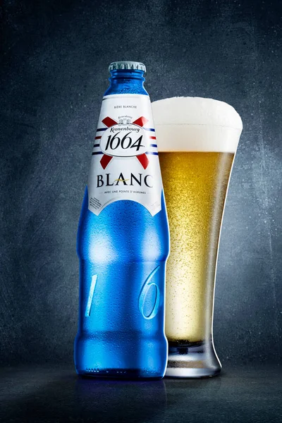 Blanc Bier Fles Blauw Met Een Glas Bier Met Schuim — Stockfoto