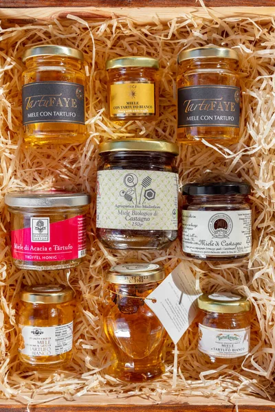 Different Types Honey Jars Lie Wooden Box Hay Bottom Jars — Stock Photo, Image