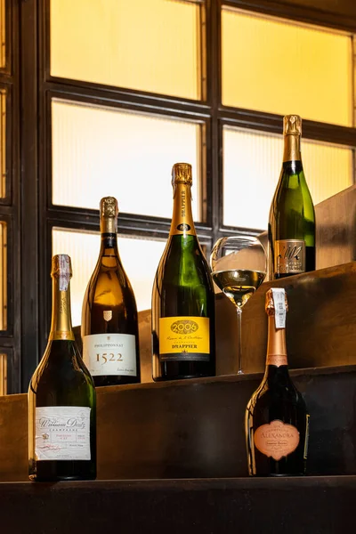 Meerdere Flessen Van Magnum Formaat Champagne Staan Metalen Voeten Wordt — Stockfoto