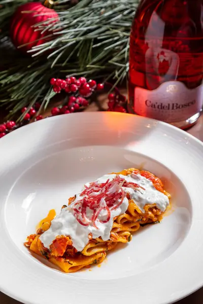 Yengeçli Makarna Ekşi Krema Masada Bir Şişe Şarap Noel Süslemeleriyle — Stok fotoğraf
