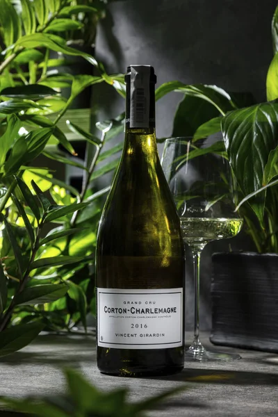 Een Fles Corton Charlemagne Grand Cru 2016 Witte Wijn Staat — Stockfoto