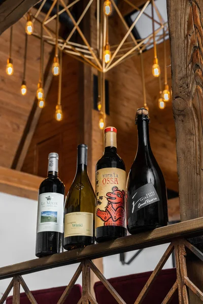 Verschillende Flessen Wijn Rode Witte Sprankelende Standaard Een Metalen Standaard — Stockfoto