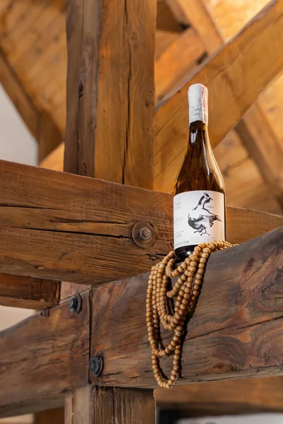 Ένα Μπουκάλι Ουκρανικό Λευκό Ξηρό Κρασί Beykush Στέκεται Ξύλινα Δοκάρια — Φωτογραφία Αρχείου