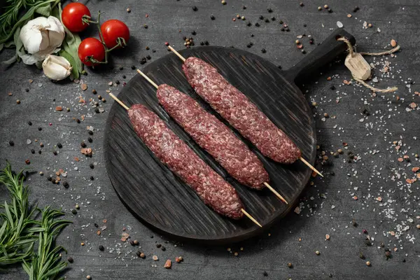 Jehněčí Kebab Špejli Leží Černé Dřevěné Kulaté Desce Nádobí Stojí — Stock fotografie