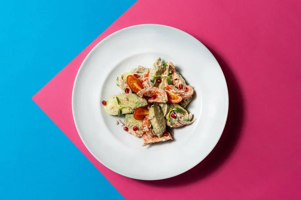 Salatalık Salatası Domates Fındıklı Soğan Soslu Vişneli Domates Mikroyeşillik Kağıt — Stok fotoğraf