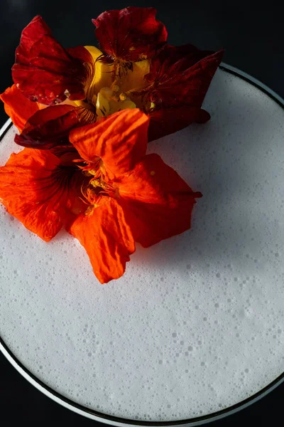Beyaz Cin Limoncello Soda Çiçeklerle Süslenmiş Kokteyl Siyah Bar Taburesinde — Stok fotoğraf