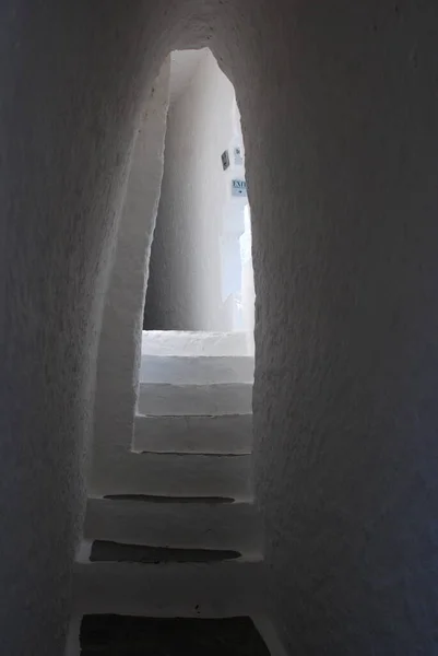 Λευκή Σκάλα Στη Σκιά Πινακίδα Εξόδου — Φωτογραφία Αρχείου