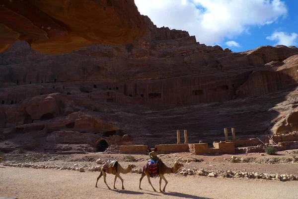 Ruinas Antiguas Petra Jordania Con Locales Librando Camello — Foto de Stock