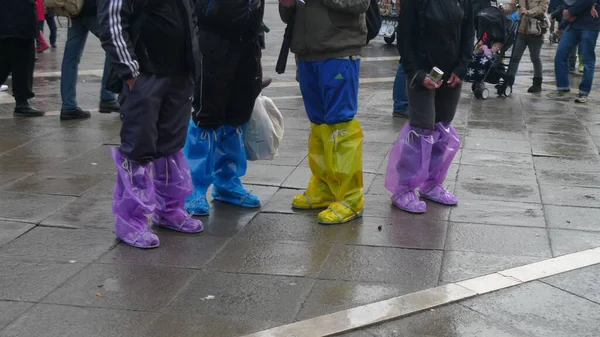 Venedik 'te müktesebat sırasında renkli ayakkabılar