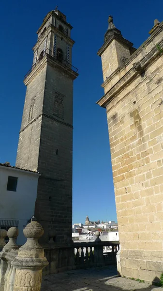 スペインのイェレス フロンテーラ大聖堂のミナレットと鐘楼 — ストック写真