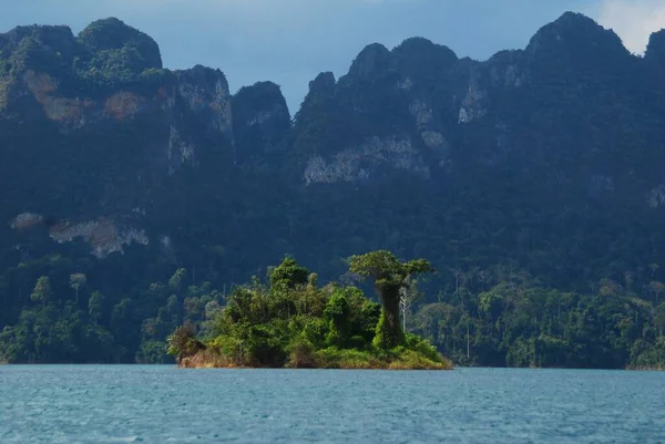 Schöne Kleine Insel Mit Bergen Hintergrund Thailand — Stockfoto
