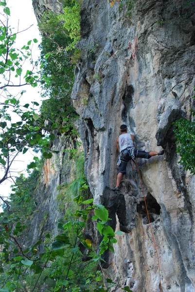 Młody Człowiek Wspina Się Skałach Liną Tajlandii — Zdjęcie stockowe