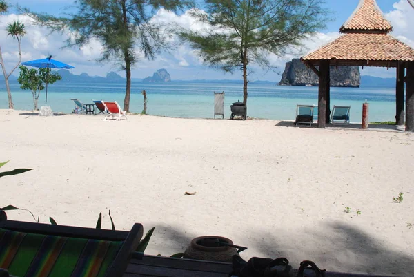 Mavi denizi ve beyaz kumsalı olan güzel tropikal plaj.