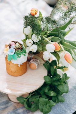 Paskalya kutlaması, Paskalya pastası, yumurta ve Paskalya dekoruyla doğadaki çocuk, bebek, tavşan ve tavuk. Yüksek kalite fotoğraf