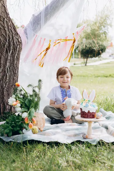 Paskalya kutlaması, Paskalya pastası, yumurta ve Paskalya dekoruyla doğadaki çocuk, bebek, tavşan ve tavuk. Yüksek kalite fotoğraf