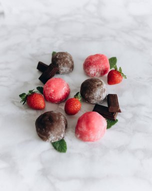 Pirinç unu, krem peynir ve Philadelphia mochi 'den yapılan popüler bir Japon tatlısıdır. Yüksek kalite fotoğraf