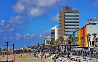 İsrail. Tel Aviv 'de. Modern mimari tarzında yeni binalar. Şehir tipi..