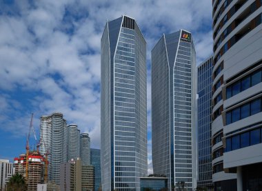 İsrail. Tel Aviv 'de. Modern mimari tarzında yeni binalar. Şehir tipi..