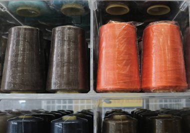 Ev işleri ve endüstriyel dikiş makineleri için çok renkli iplikler..