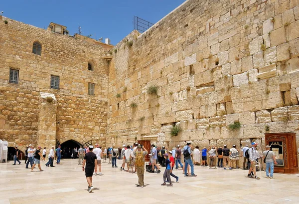 イスラエルだ エルサレム 西壁で祈ります イスラエルは世界中からの巡礼者のための魅力の場所です — ストック写真