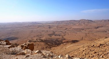 Makhtesh Ramon, İsrail Negev Çölü 'nün jeolojik bir özelliğidir. Birüssebi şehrinin yaklaşık 85 km güneyinde yer alan bu arazi, dünyanın en büyük erozyon sirkini temsil ediyor.