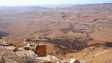 Makhtesh Ramon, İsrail Negev Çölü 'nün jeolojik bir özelliğidir. Birüssebi şehrinin yaklaşık 85 km güneyinde yer alan bu arazi, dünyanın en büyük erozyon sirkini temsil ediyor.