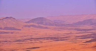 Makhtesh Ramon, İsrail Negev Çölü 'nün jeolojik bir özelliğidir. Birüssebi şehrinin yaklaşık 85 km güneyinde yer alan bu arazi, dünyanın en büyük erozyon sirkini temsil ediyor.