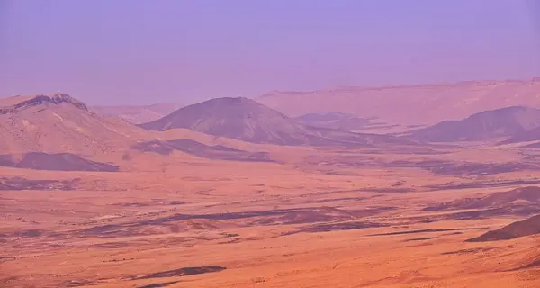 Makhtesh Ramon, İsrail Negev Çölü 'nün jeolojik bir özelliğidir. Birüssebi şehrinin yaklaşık 85 km güneyinde yer alan bu arazi, dünyanın en büyük erozyon sirkini temsil ediyor.