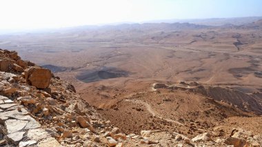 Makhtesh Ramon, İsrail Negev Çölü 'nün jeolojik bir özelliğidir. Birüssebi şehrinin yaklaşık 85 km güneyinde yer alan bu arazi, dünyanın en büyük erozyon sirkini temsil ediyor.