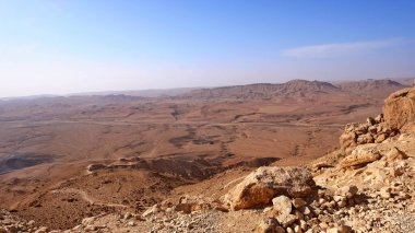 Makhtesh Ramon, İsrail Negev Çölü 'nün jeolojik bir özelliğidir. Birüssebi şehrinin yaklaşık 85 km güneyinde yer alan bu arazi, dünyanın en büyük erozyon sirkini temsil ediyor.
