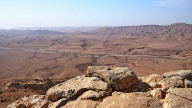 Makhtesh Ramon, İsrail Negev Çölü 'nün jeolojik bir özelliğidir. Birüssebi şehrinin yaklaşık 85 km güneyinde yer alan bu arazi, dünyanın en büyük erozyon sirkini temsil ediyor.