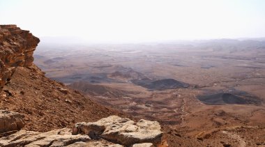 Makhtesh Ramon, İsrail Negev Çölü 'nün jeolojik bir özelliğidir. Birüssebi şehrinin yaklaşık 85 km güneyinde yer alan bu arazi, dünyanın en büyük erozyon sirkini temsil ediyor.